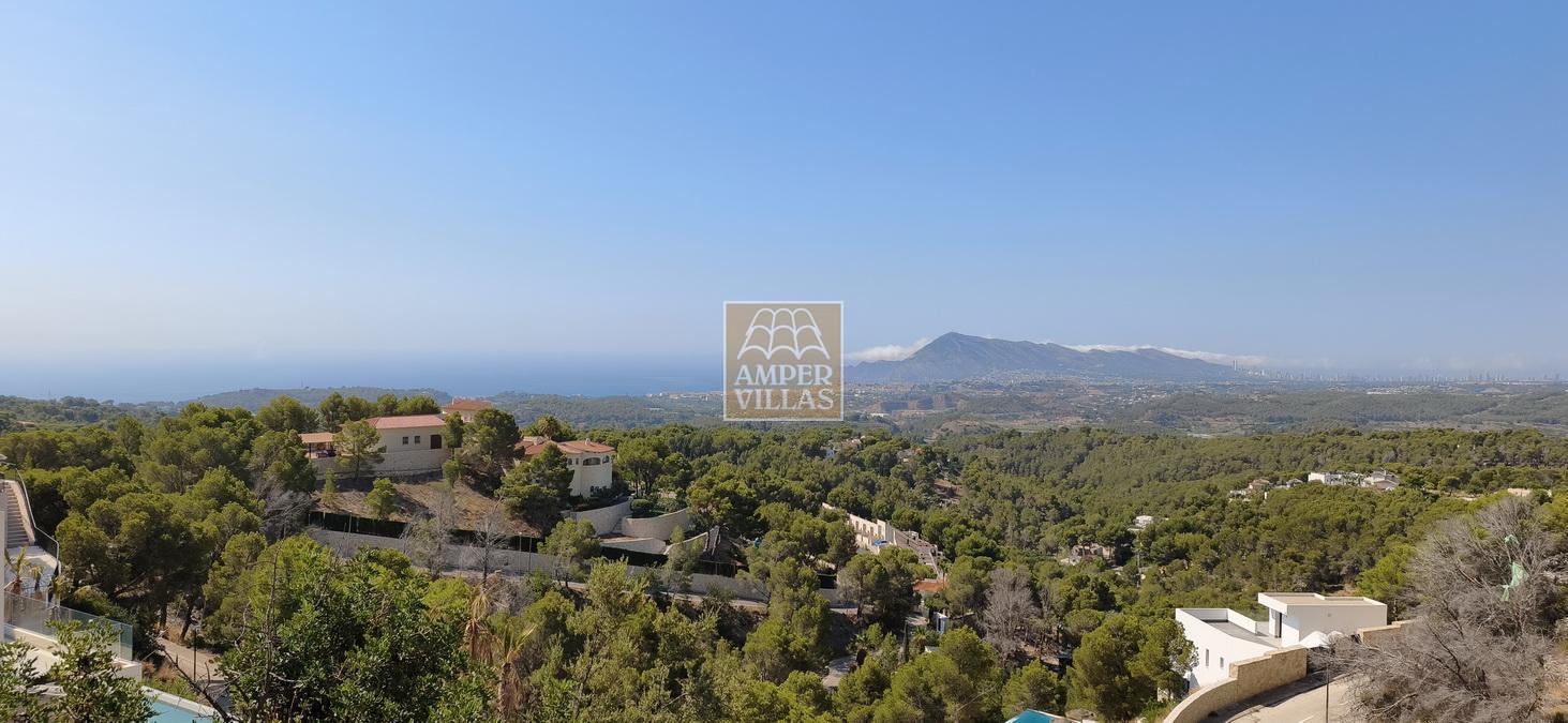 Urban plot with panoramic views.